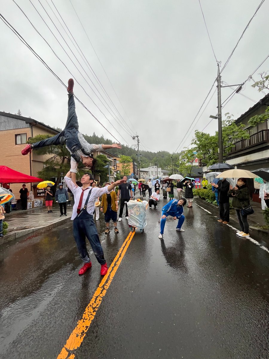 6月2日、とおがった大道芸28本祭り、フィナーレ。カメラが使えなくなったのでスマホの写真です。今年は最初から最後まで雨でみんなずぶ濡れでしたが、遠刈田の空気は独特の清らかさで楽しい2日間でした。また来年も来れるといいなあ。