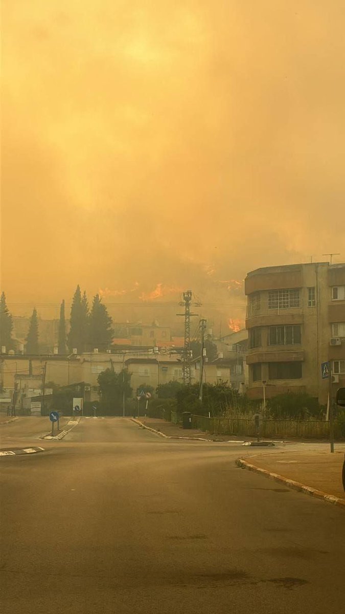 NEW: 🇱🇧🇮🇱 Massive firestorms have started in Kiryat Shmona as a consequence of Hezbollah strikes