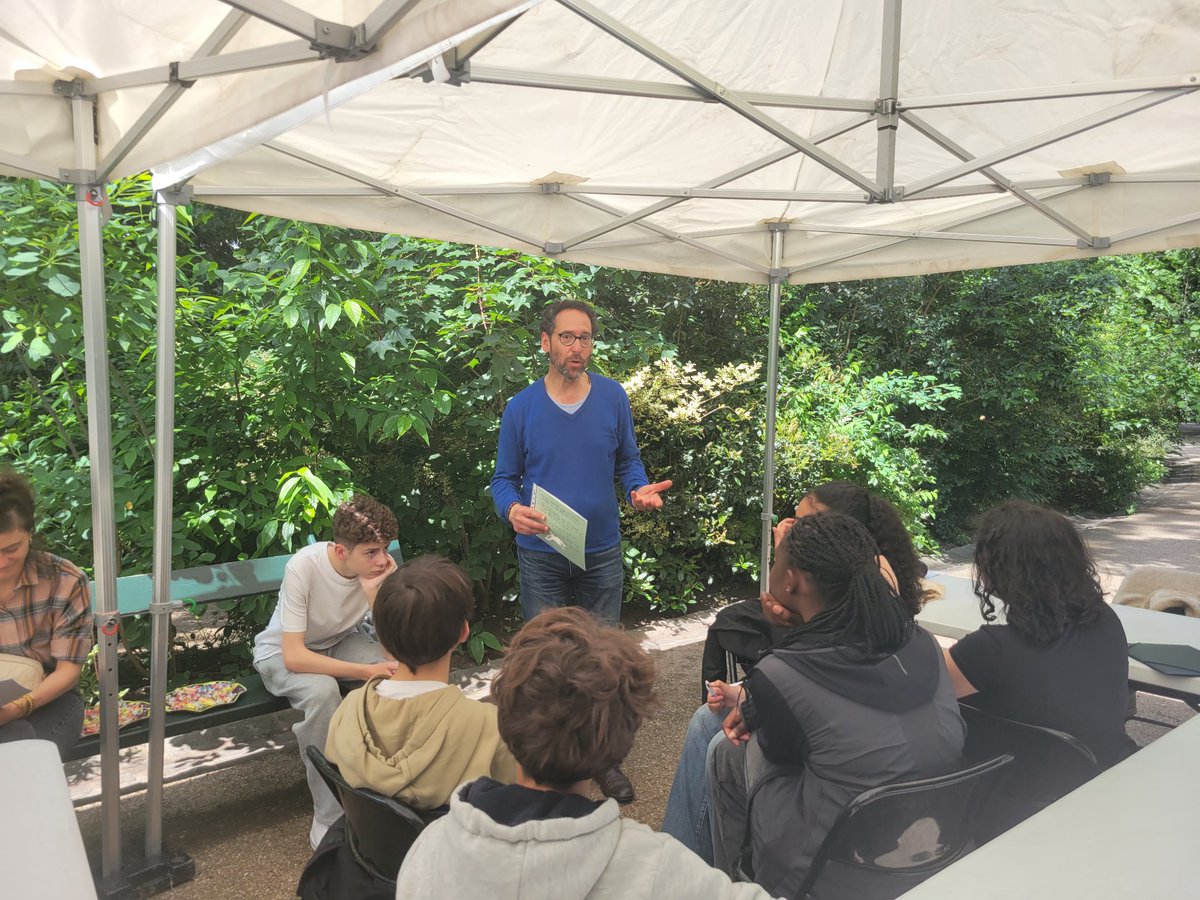 cgadet's tweet photo. Organisation de 2 parcours mémoire intergénérationnel @Academie_Paris en partenariat avec la @Mairie19.
Participation de 250 élèves.
Animation des ateliers mémoire par des seniors et collégiens à destination d'élèves de CM2.
@mahorchiche 
#memoire #transmission #intergeneration https://t.co/8JD8xKY1DP