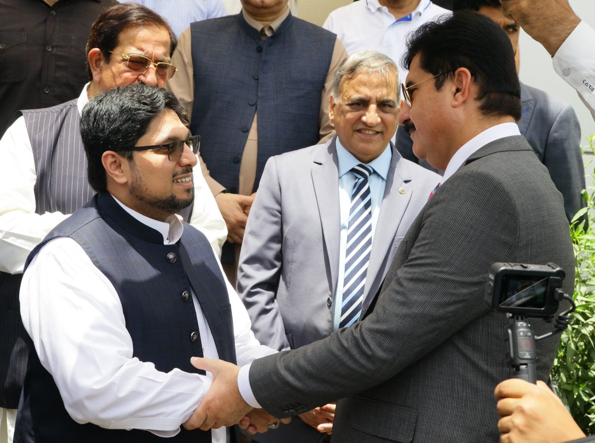 ڈپٹی چیئرمین بورڈ آف گورنرز منہاج یونیورسٹی لاہور پروفیسر ڈاکٹر حسین محی الدین قادری سے گورنر خیبرپختونخوا فیصل کریم کنڈی کی ملاقات
اس موقع پر گفتگو کرتے ہوئے گورنر کے پی کے فیصل کریم کنڈی نے کہا کہ شیخ الاسلام ڈاکٹر محمد طاہرالقادری اور ادارہ منہاج القرآن کی علم و امن کے لئے