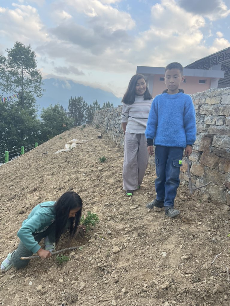bapu_w's tweet photo. Met these beautiful kids while on my walk and encouraged them to plant some flowers. Also told them about the effects of #ClimateChange and our responsibilities to tackle it. Each of us needs to engage in serious discussion with children on this topic to safeguard their future. https://t.co/8xAI1iLmYX