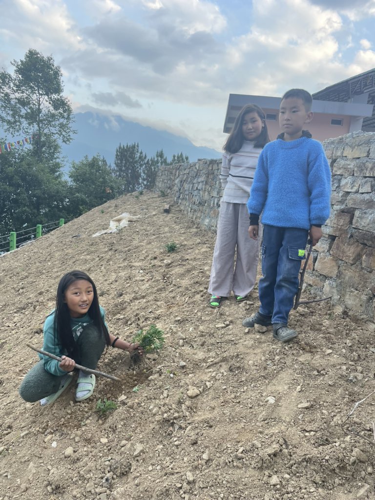 bapu_w's tweet photo. Met these beautiful kids while on my walk and encouraged them to plant some flowers. Also told them about the effects of #ClimateChange and our responsibilities to tackle it. Each of us needs to engage in serious discussion with children on this topic to safeguard their future. https://t.co/8xAI1iLmYX