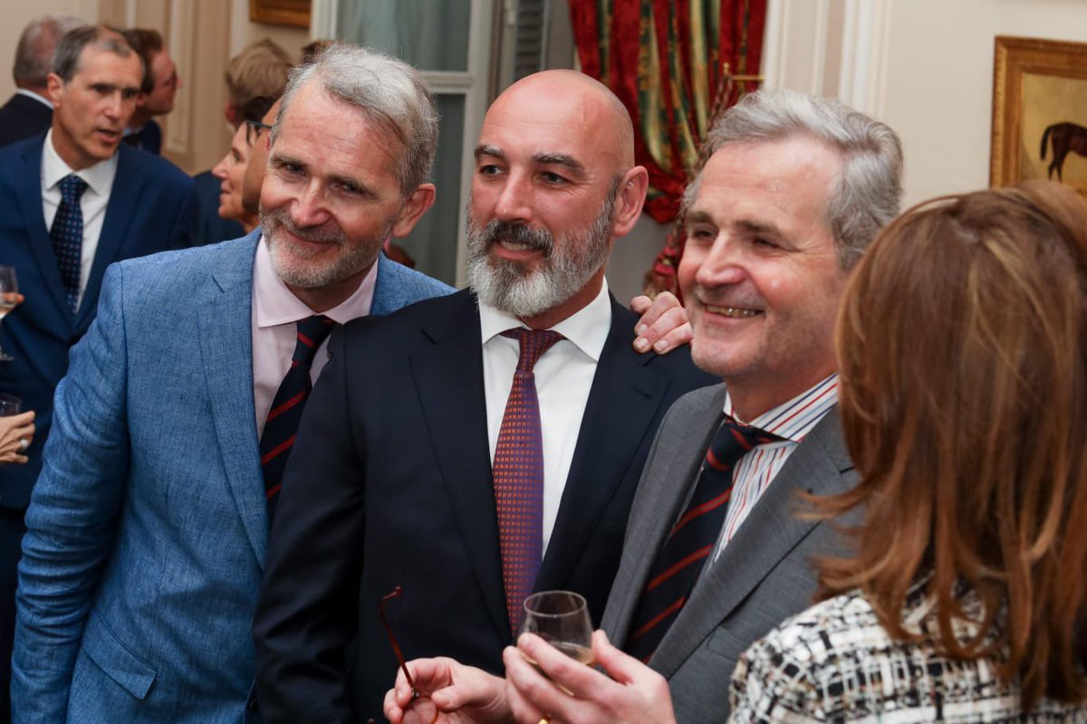 alfonso_len's tweet photo. Excellente soirée au Hockey Club Paris, avec d'anciens amis de la Société, des Finances, de l'Etat, et bien protégés https://t.co/RN77XXe2bL