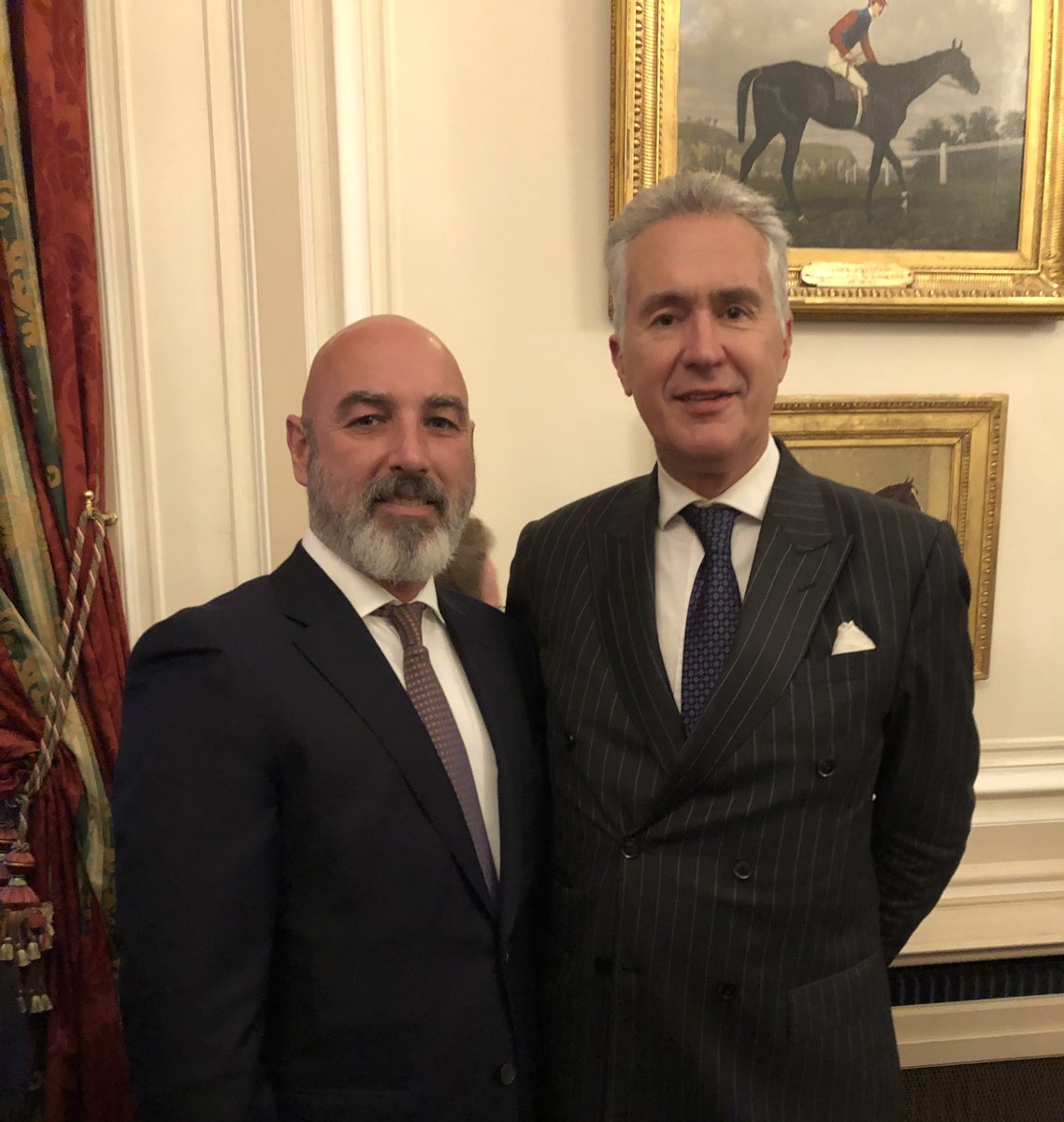 alfonso_len's tweet photo. Excellente soirée au Hockey Club Paris, avec d'anciens amis de la Société, des Finances, de l'Etat, et bien protégés https://t.co/RN77XXe2bL