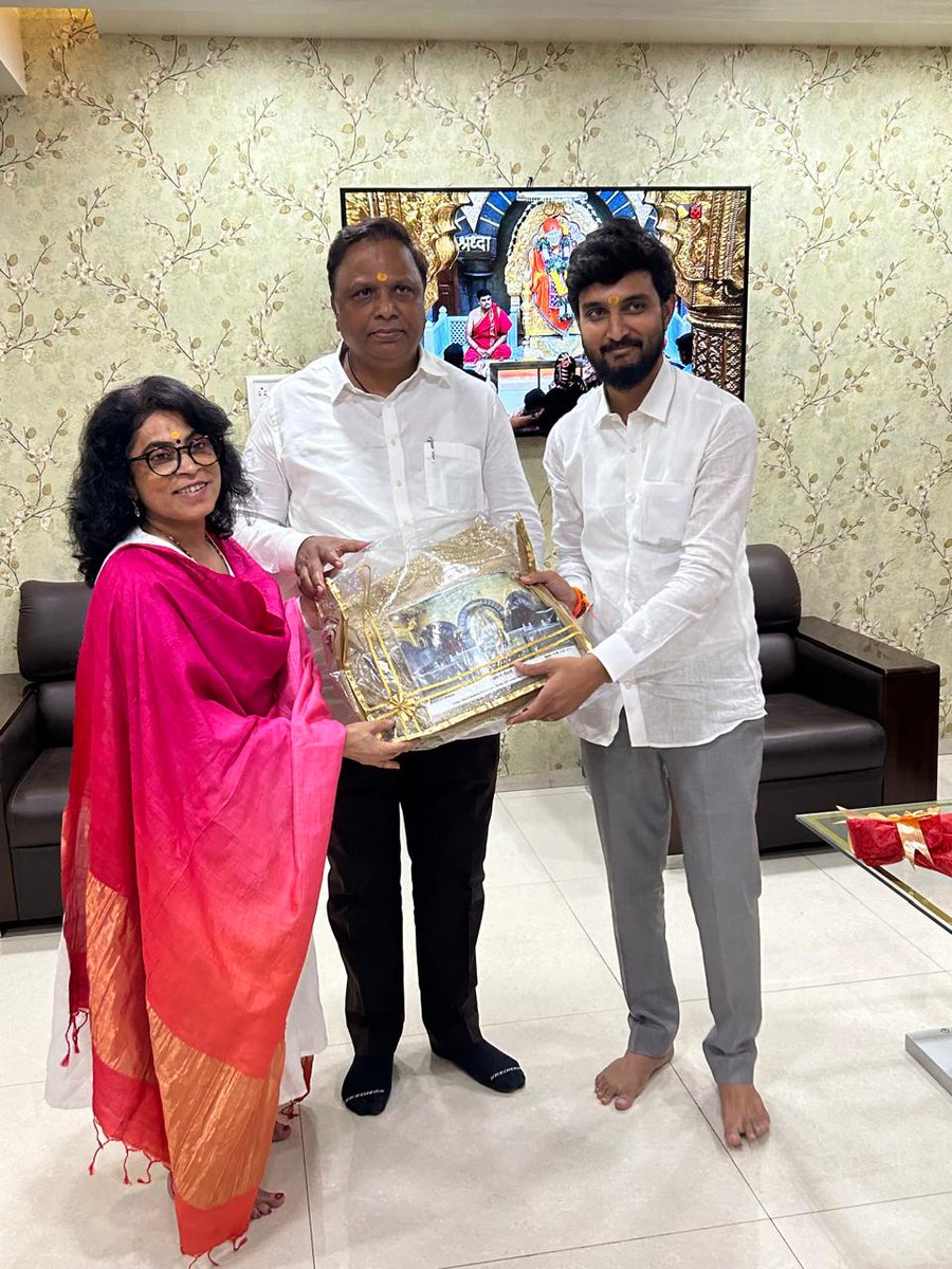 ॐ साई राम!
आज पत्नी अ‍ॅड प्रतिमा आणि मी शिर्डी येथे श्री साईबाबांचे मनोभावे दर्शन घेतले.

#श्रीसाईबाबादर्शन