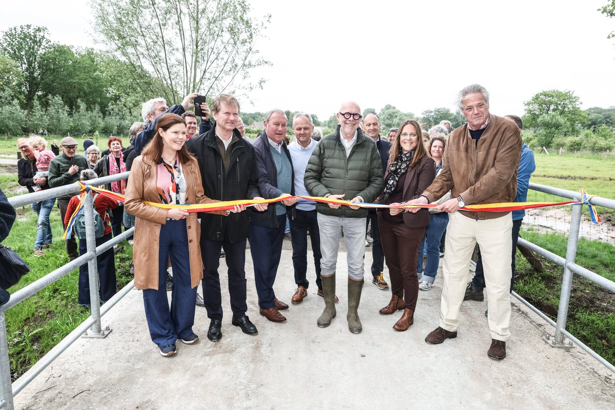 Waterlopen's tweet photo. Zonnig weer gisteren voor de inhuldiging van de werken van @prov_antwerpen aan de Kaartse Beek in @2930Brasschaat en @2950kapellen. Woonwijk de Sterre is beter beschermd tegen wateroverlast☂️en fietsers rijden veilig Brasschaat🔁Kapellen  
Meer weten? 👀👉https://t.co/8zuvQwkYcM https://t.co/ZxRk5A1kil