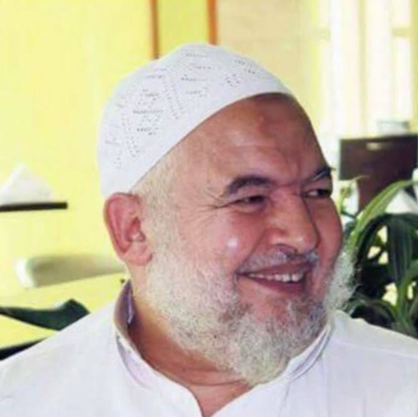 طلبت لقاءه عندما زرت المدينة في 2015 والتقينا فجرا بمسجد رسول الله, وعندما سألته عن رأيه في الشيخ ياسر برهامي، توقعت أن يشيح بوجهه في حركة درامية ويعطيني حكمة أكتبها عنه يوما ما، فقال: بس ماتقولش شيخ، فضحكنا وكل ما شاهدت له صورة تبسمت وها أنا أنعيه اليوم وأنا مبتسم، وكيف تحزن على