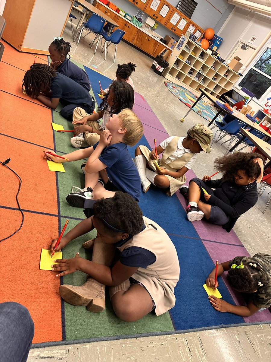 profesammyleon's tweet photo. Had a wonderful time with my kindergarten scholars practicing self-awareness! We used the "palabra del dia" activity where we all shared a positive affirmation and drew and share about it #GlobalLeaders #UnitingOurWorld @ParticipateLrng https://t.co/6eh7dJlXsz