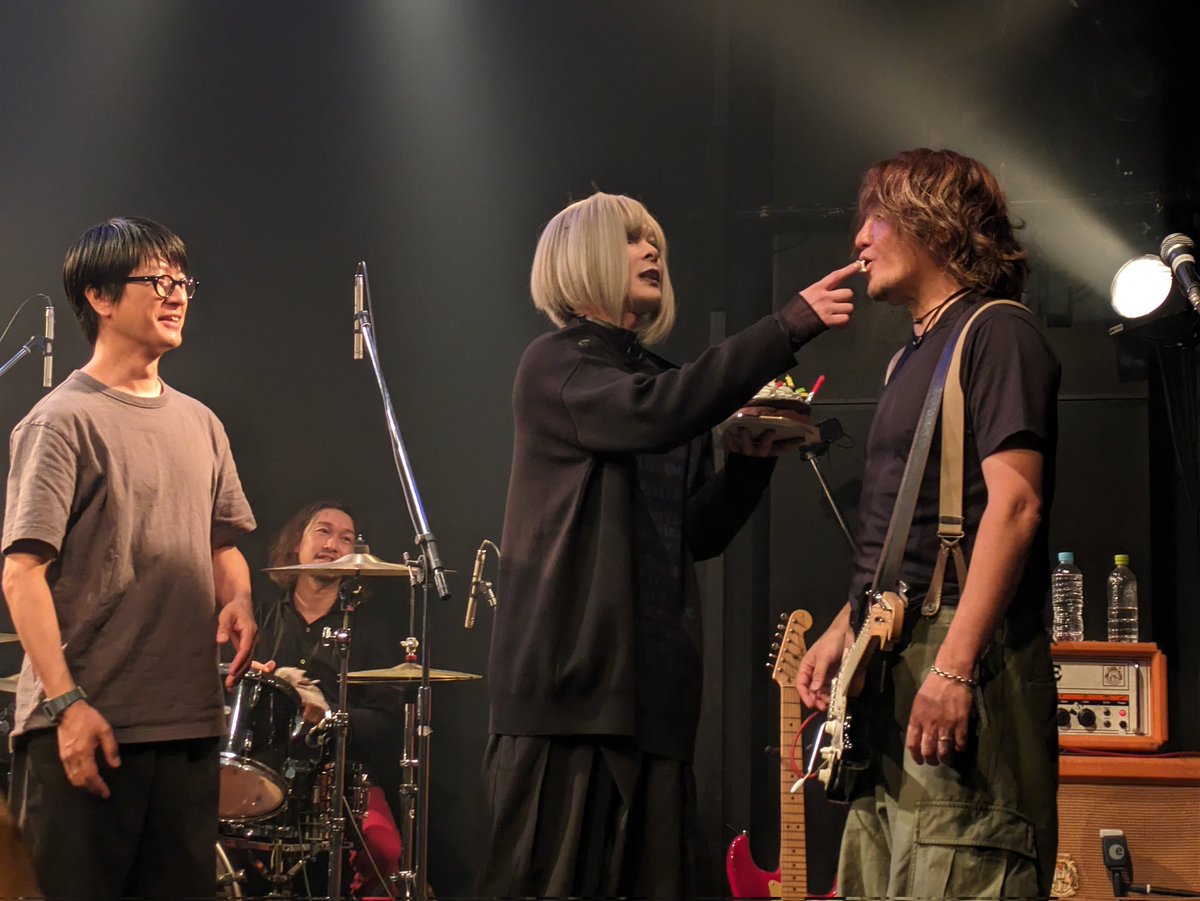 mmmooomi's tweet photo. シ��さーん！ハッピーバースデー！
⚡🎸🎂
#サンノヘシゲカズ
#cruyffinthebedroom
#Divitron
#岩瀬敬吾バンド https://t.co/uh5vo0PpG5