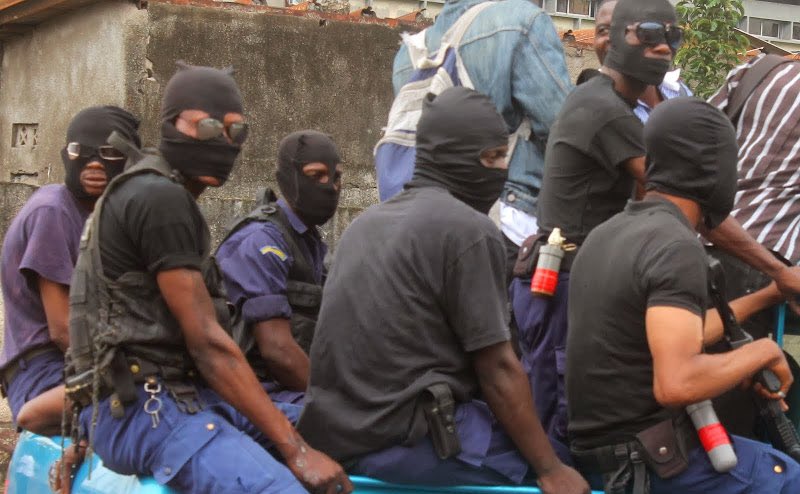 central_sage's tweet photo. INSÉCURITÉ À KINSHASA ⛔️🔴

Si vous habitez les communes de Kasa-Vubu, Ngiri-Ngiri et Kalamu, soyez prudents ces derniers temps quand vous vous promenez la nuit. 

Évitez des coins isolés. Il y a un groupe de 7 policiers, 5 cagoulés et 2 en tenue civile, tous armés, qui  torsionnent la population sous prétexte d'une patrouille officielle. 

Selon les informations, on les a surnommés les 12 apôtres. 

Ils circulent ces trois communes autour de 21h, interpellent les paisibles citoyens et les ravissent leurs biens.

Hier à 21h, vers le terrain Assossa, ils ont interpellé un monsieur sur son avenue(avenue Lukandu entre Assossa et Shaba au milieu). Celui qui était en tenue civile, l'éclaireur, avance vers lui et lui demande la pièce d'identité. 

Le monsieur lui répond, je suis non loin de chez moi. Donc, mes documents se trouvent à la maison.

C'est alors que ceux qui étaient en tenue policière s'approchent et s'agrippent sur le monsieur, lui donnant des baffes et des coups de crosse d'arme. Personne pour intervenir. Toute l'avenue terrorisée.

Ils le prend et l'amènent vers le pont Mompono, à pieds. Chemin faisant, selon la victime, ils interpellaient les gens en désordre, les ravissant téléphones, sacs et portefeuilles. Arrivés vers une poubelle de Mompono sur la rivière Kalamu, ils relâchent toutes les victimes mains vides. Parmi les victimes se trouvait un médecin à qui on a ravi 850$ et les téléphones. 

Protégez-vous, si vous habitez ces communes !

René Kanzuku