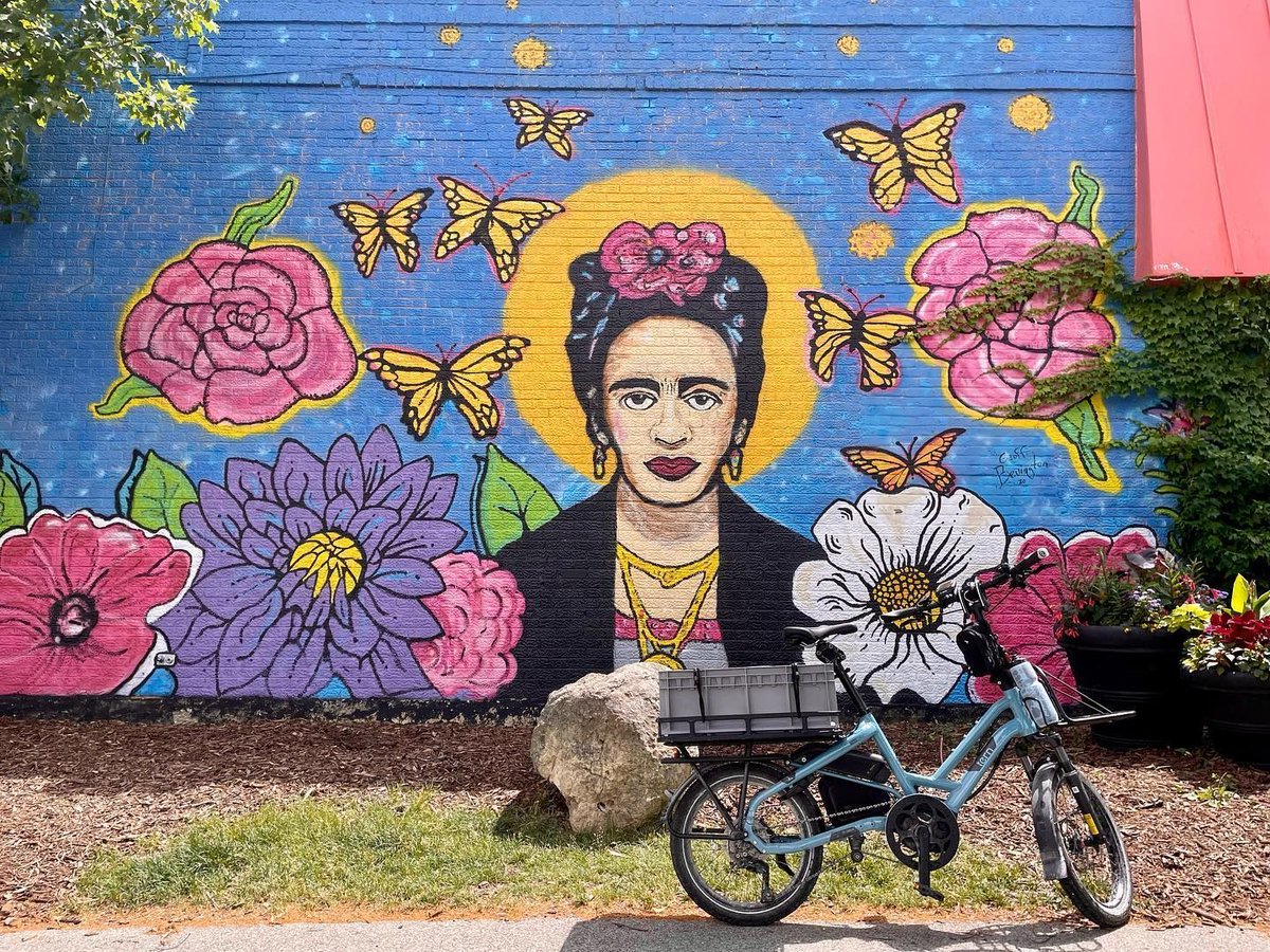ternbicycles's tweet photo. Oh hey, it's #MuralMonday! We love seeing where your Tern takes you to explore your city and the art you find along the way. Tag us in photos of your Tern in front of a local mural!!

🚲 #TernHSD
📍 #Chicago
📸 @be.dubble (IG)
🎨 @geoffbev (IG) https://t.co/9gD9DAgg0C
