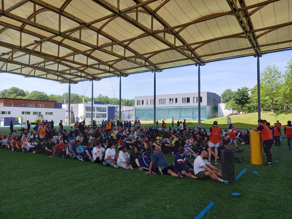 Au centre national de rugby à Marcoussis s'est déroulé ce jour une opération "Du Stade Vers l'Emploi" organisée par l'agence France Travail d'Arpajon : 215 demandeurs d'emploi et 24 entreprises ont répondu présents pour se découvrir autrement !