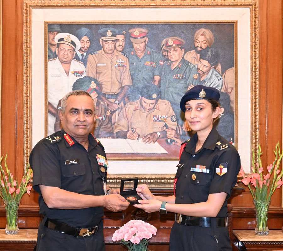 BharatSpectrum's tweet photo. #BREAKING 

Indian Army Chief General Manoj Pande congratulated Major Radhika Sen in New Delhi for receiving the important 'UN Military Gender Advocate of the Year' Award at the UN Headquarters in New York.
#ManojPande #RadhikaSen #UN #IndianArmy #ElectionsResults https://t.co/3sFMX90p76