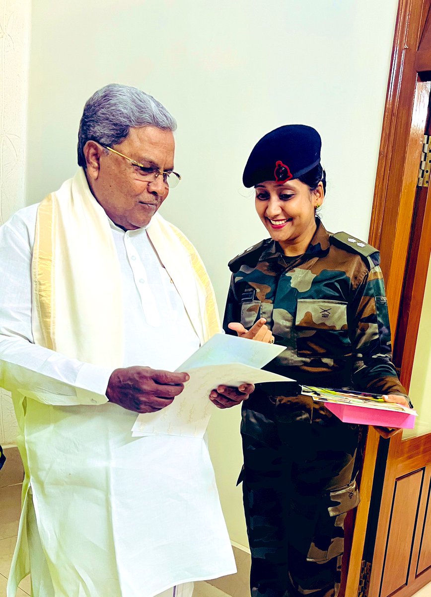 Bhavyanmurthy's tweet photo. ಕರ್ನಾಟಕದ ಮುಖ್ಯಮಂತ್ರಿಗಳಾದ ಶ್ರೀ ಸಿದ್ದರಾಮಯ್ಯ ಸರ್ ಅವರನ್ನು ಭೇಟಿಯಾಗಿ ನನ್ನ ಕಾಶ್ಮೀರದ ತರಬೇತಿಯ ಬಗ್ಗೆ ತಿಳಿಸಿ ಆಶೀರ್ವಾದ ಪಡೆದೆ. 

Met with CM of Karnataka Sri @siddaramaiah sir and informed him about my training in Kashmir and took his blessings. 

#Territorialarmy https://t.co/MQXstfoxkT