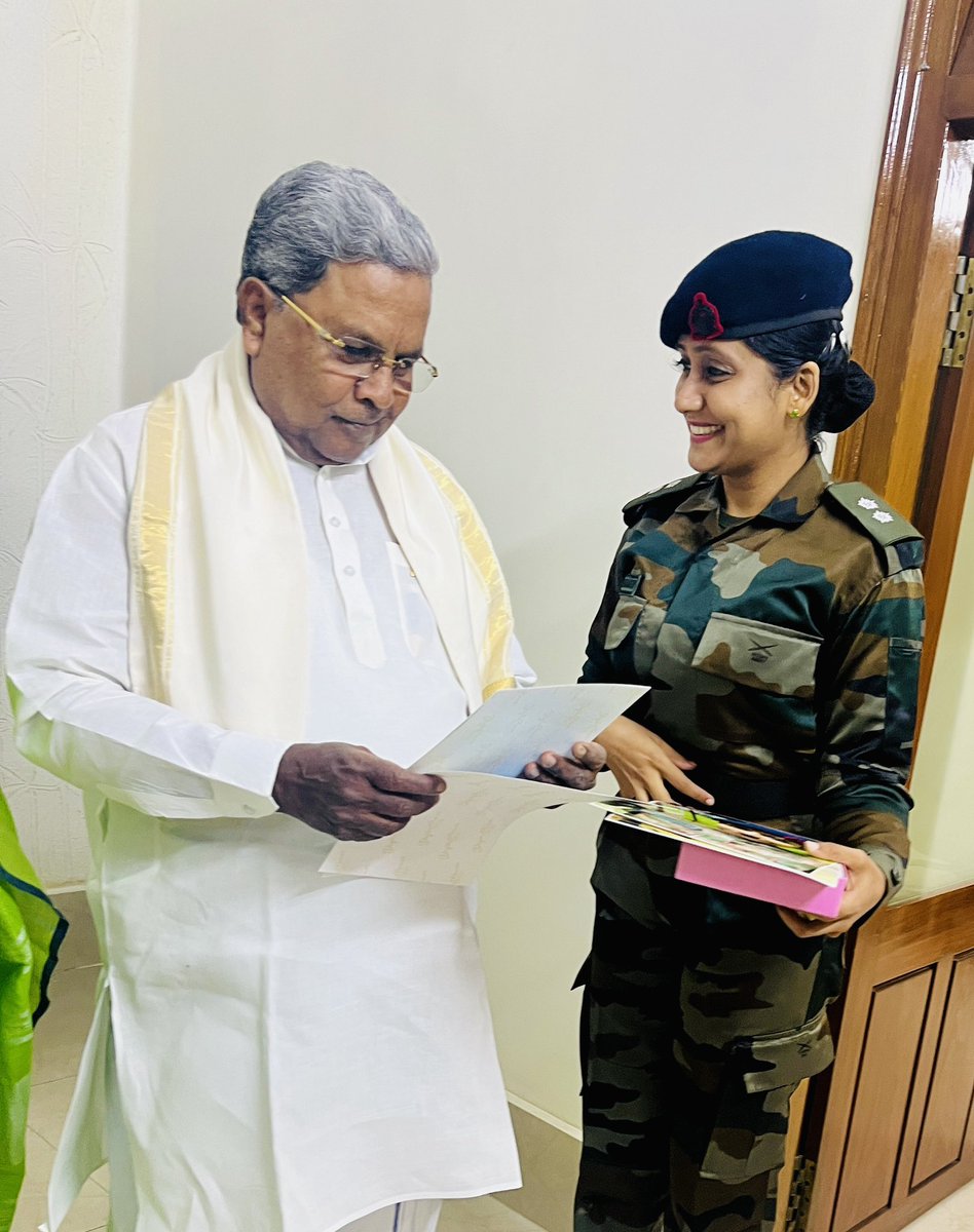 Bhavyanmurthy's tweet photo. ಕರ್ನಾಟಕದ ಮುಖ್ಯಮಂತ್ರಿಗಳಾದ ಶ್ರೀ ಸಿದ್ದರಾಮಯ್ಯ ಸರ್ ಅವರನ್ನು ಭೇಟಿಯಾಗಿ ನನ್ನ ಕಾಶ್ಮೀರದ ತರಬೇತಿಯ ಬಗ್ಗೆ ತಿಳಿಸಿ ಆಶೀರ್ವಾದ ಪಡೆದೆ. 

Met with CM of Karnataka Sri @siddaramaiah sir and informed him about my training in Kashmir and took his blessings. 

#Territorialarmy https://t.co/MQXstfoxkT