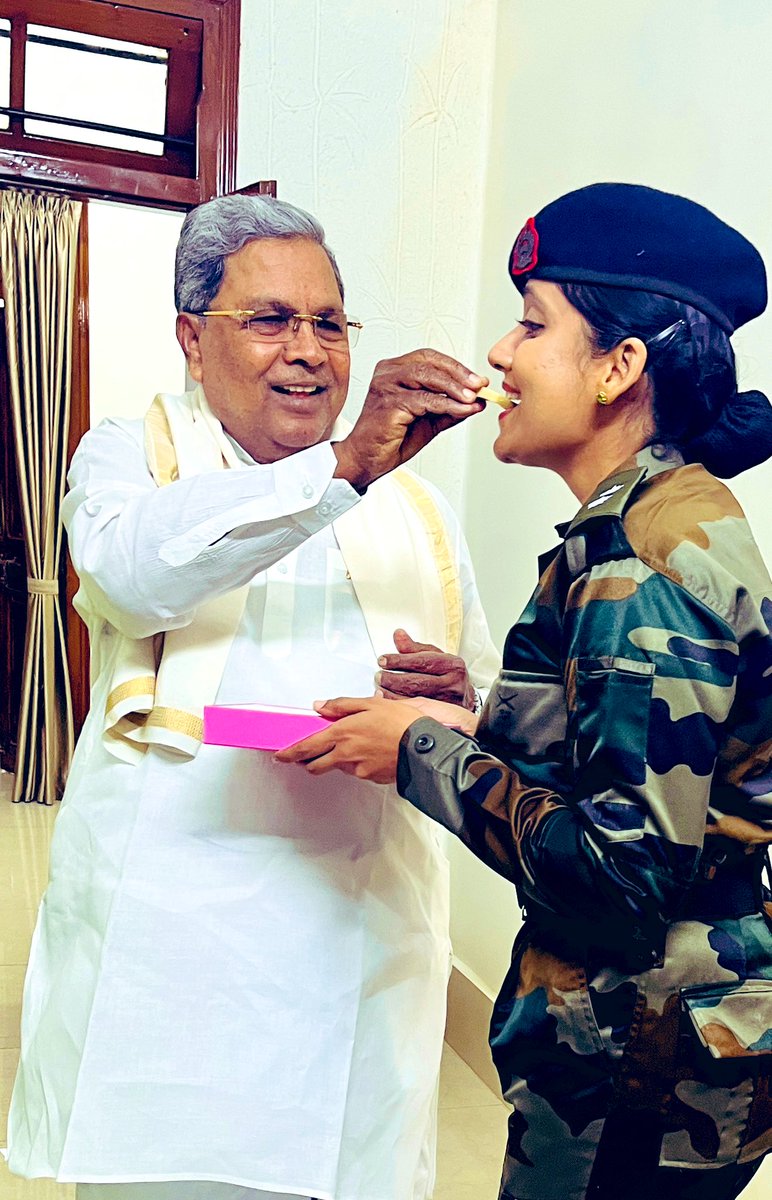 Bhavyanmurthy's tweet photo. ಕರ್ನಾಟಕದ ಮುಖ್ಯಮಂತ್ರಿಗಳಾದ ಶ್ರೀ ಸಿದ್ದರಾಮಯ್ಯ ಸರ್ ಅವರನ್ನು ಭೇಟಿಯಾಗಿ ನನ್ನ ಕಾಶ್ಮೀರದ ತರಬೇತಿಯ ಬಗ್ಗೆ ತಿಳಿಸಿ ಆಶೀರ್ವಾದ ಪಡೆದೆ. 

Met with CM of Karnataka Sri @siddaramaiah sir and informed him about my training in Kashmir and took his blessings. 

#Territorialarmy https://t.co/MQXstfoxkT