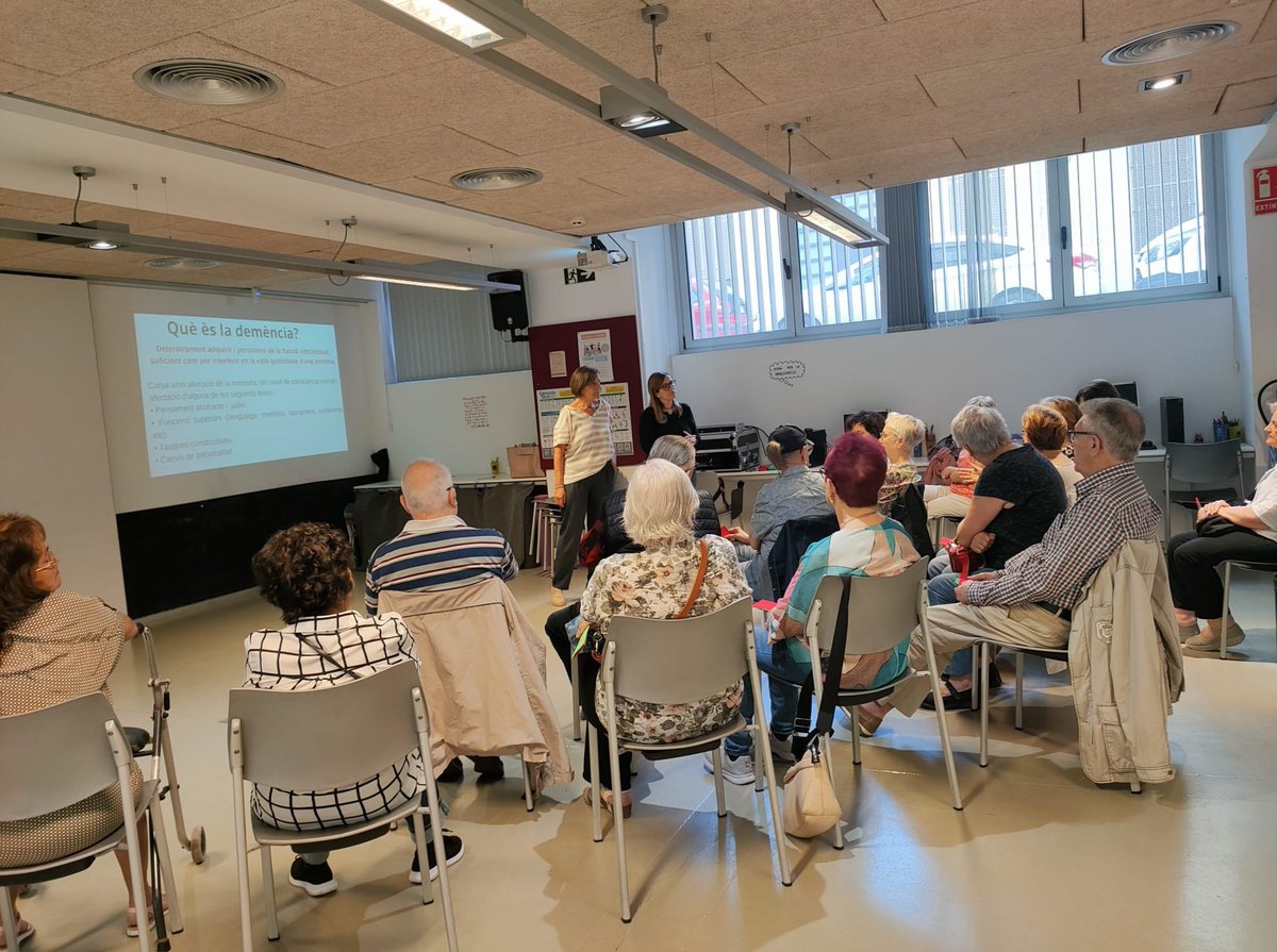 colivares72's tweet photo. Moltes gràcies als assistents pel seu interès i la seva participació a la Xerrada "Més enllà de l'oblit: abordant les demències", impartida per professionals de l'#EAPEncants del #CAPMaragall al @CasalEAMP. Se'ns ha fet curt! #Salutcomunitària https://t.co/htLQI4M5OA