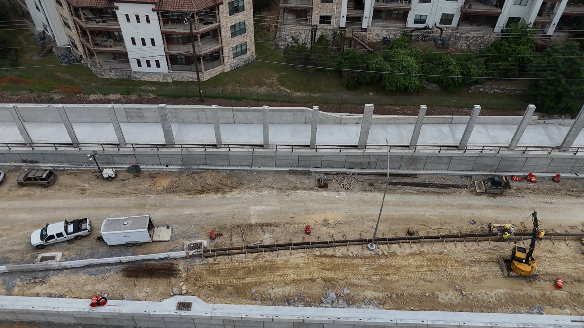 OakHillParkway's tweet image. DYK? Keeping our cyclists and pedestrians in mind, a portion of the shared-use path between Convict Hill Road and the ‘Y’ Interchange is being built between a sound wall and a retaining wall for continuity. #sharedusepath