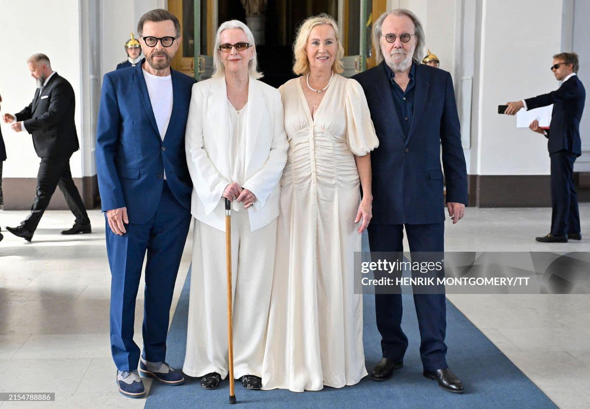 CarregCariad's tweet photo. I never expected in my wildest dreams that one of my idols wearing a piece of jewellery I made. Especially getting a lifetime achievement award in Sweden. I’m still in shock! Yes I made Agnetha’s necklace! #abba #MarathonConcert2024 #handmadejewelry #welsh #Agnetha https://t.co/K4Hx58lADf