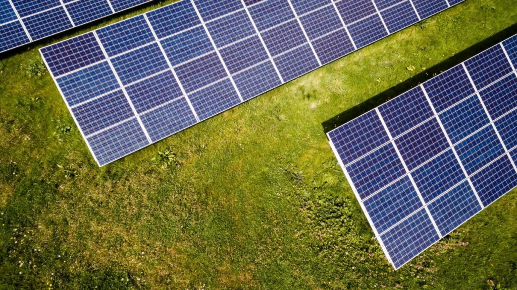 Un estudio revela que una distancia excesiva entre filas tiene un efecto limitado en la mejora del rendimiento del sistema fotovoltaico dlvr.it/T7mX4P #EnergíaSolar #Fotovoltaica #Sostenibilidad