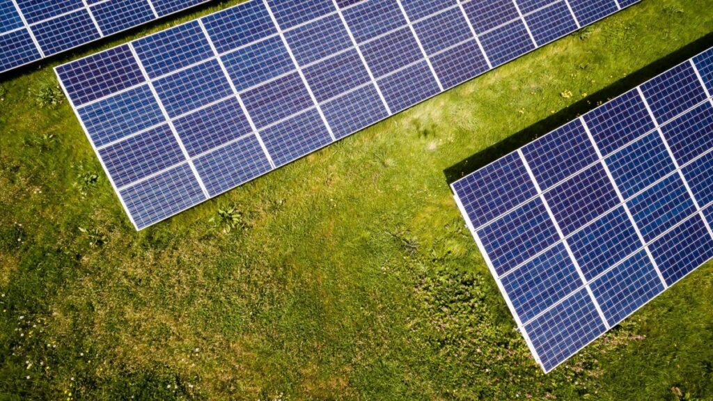 Un estudio revela que una distancia excesiva entre filas tiene un efecto limitado en la mejora del rendimiento del sistema fotovoltaico: Científicos chinos han comprobado la influencia de la distancia entre… dlvr.it/T7mXDX #energíasolar #fotovoltaica #sostenibilidad