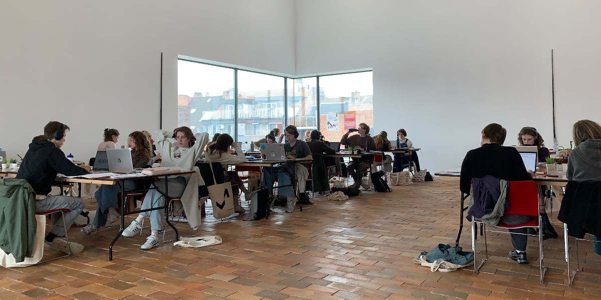 M_useumLeuven's tweet photo. De komende weken laat M studenten blokken bovenop het kunstwerk 'Concrete, Concrete' van Sarah Smolders.

Meer weten over het initiatief 👉 https://t.co/uikpCprc38

#Mblokt
#MLeuven https://t.co/qX7hoEfodq