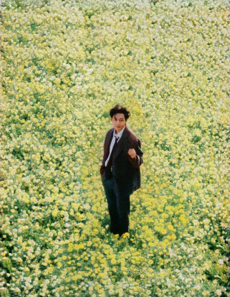 Taehyungimpact's tweet photo. FLOWER BOY V 🌼 https://t.co/NxkSXcGi0z