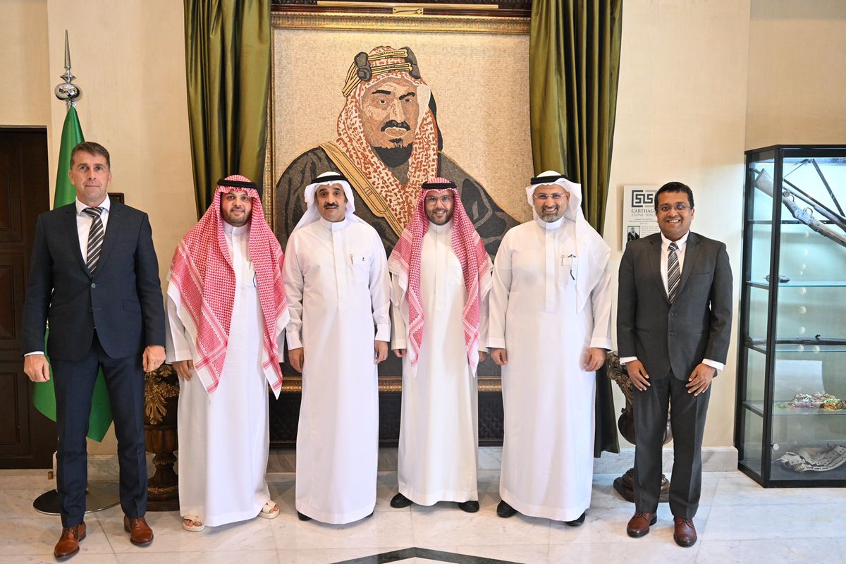 KSAembassyTN's tweet photo. استقبل سفير خادم الحرمين الشريفين لدى الجمهورية التونسية الدكتور عبدالعزيز بن علي الصقر بمقر السفارة، وفد بوابة البحر الأحمر برئاسة السيد/ حمدي ناظرة والوفد المرافق له https://t.co/SAnvOhV2NL