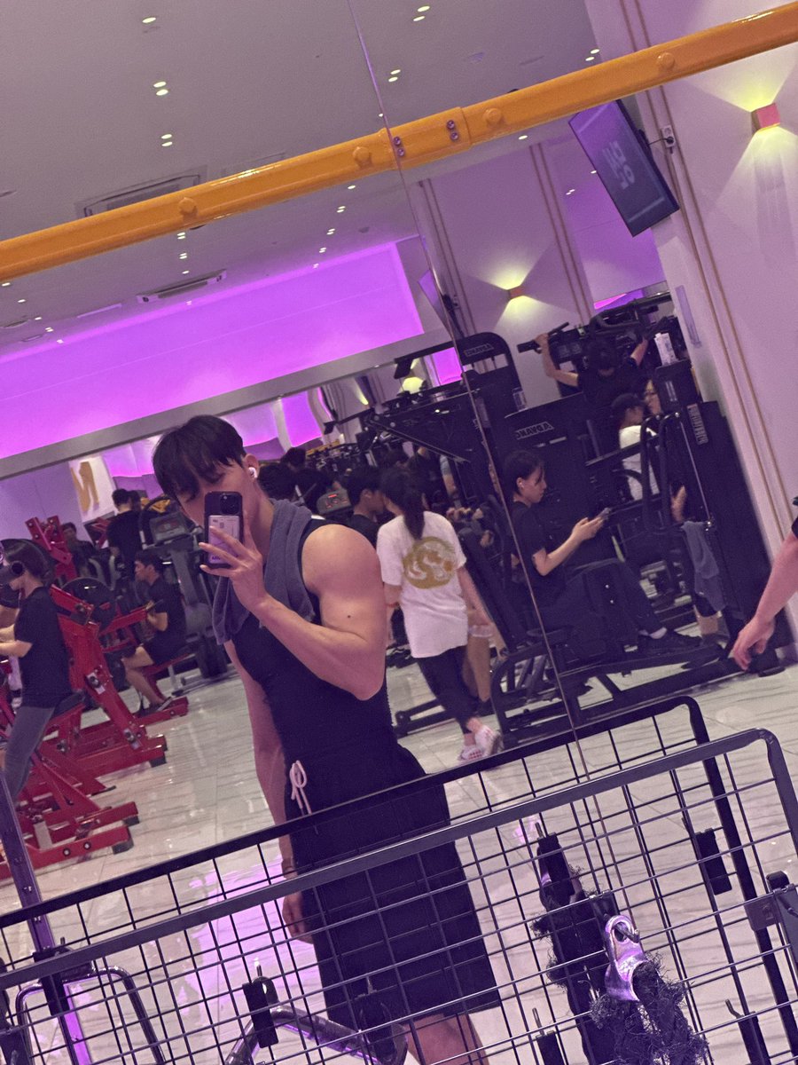 BACKLOG010's tweet photo. 개무거워😭 https://t.co/JwnF5jnKzp