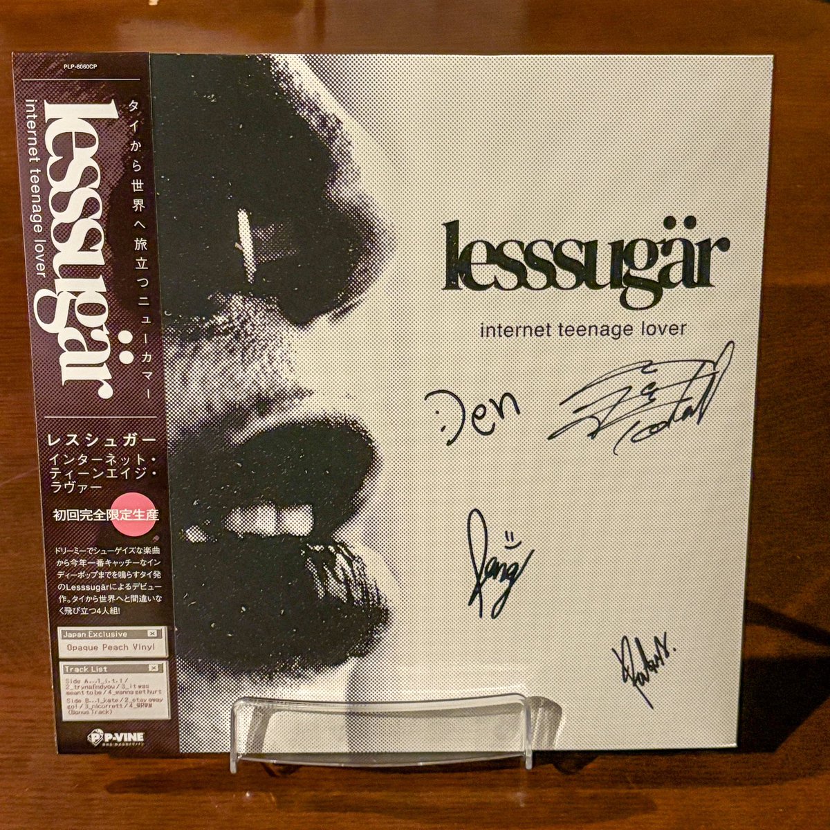 tomorrow_event's tweet image. #tomorrowrecords
🇹🇭 Lesssugär / internet teenage lover（Ltd Peach Signed LP）¥4600 🇹🇭

一緒にツアーを回ったタイのシューゲイズ / ドリームポップ・バンド、Lesssugärからレコードにサインしてもらったヤツ！本当にバンドとしても人としても最高だった！またやるぞ！

tomorrow.buyshop.jp/items/86284805
