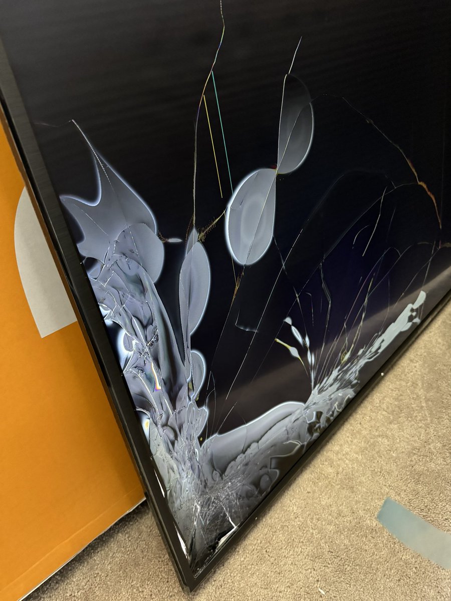 unsolicitdtruth's tweet photo. My new tv just arrived only to be severely damaged! ๐คฌ๐ค
The way Iโm about to get a free tv ๐ #nowlookatthis #bjswholesaleclub https://t.co/aBEXcJ3UL2