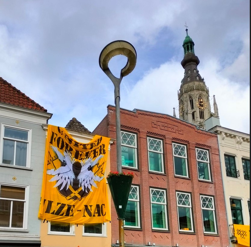 #Breda maakt zich op voor de #huldiging van <a href="/nacnl/">NAC Breda 💛🖤</a>  tgv de #promotie naar de #eredivisie op de #GroteMarkt (die inmiddels al helemaal is volgestroomd)

Ze zijn weer terug en dat zal de stad weten ook...