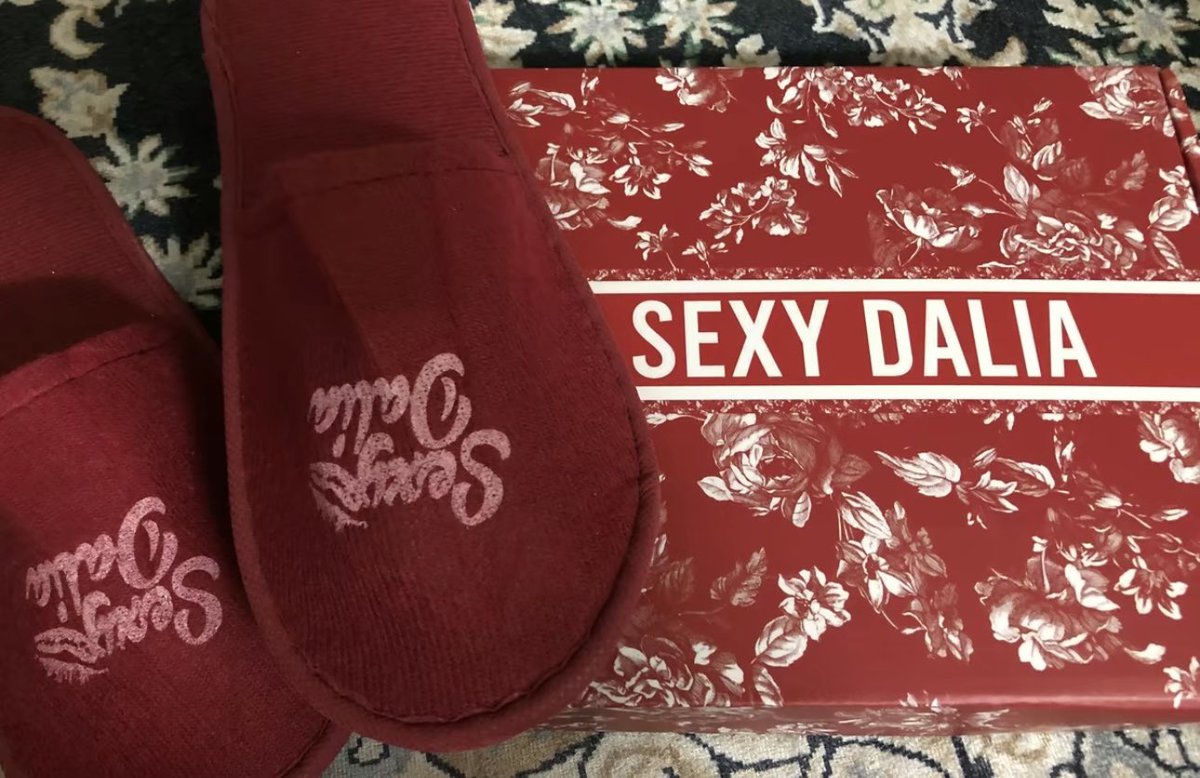 bungasunti9's tweet photo. Beli baju sexy dalia sbb dia tgh buat combo 4 rm100!! 😂 Baju nampak kecil kan? Tapi selesa n letop gile utk i yg 80kg nih!! https://t.co/4rQMWRRxam