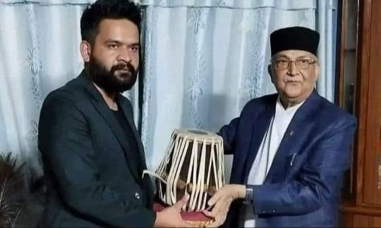 कुनै बेला खुशीले तबला उपहार दिएका केपिले अहिले बालेनले राम्रो सग रन्काएर बजाई रहेका छन् ! हुन त पहिला नै जेल बस्नु भएको हो ,धन्यबाद!😜