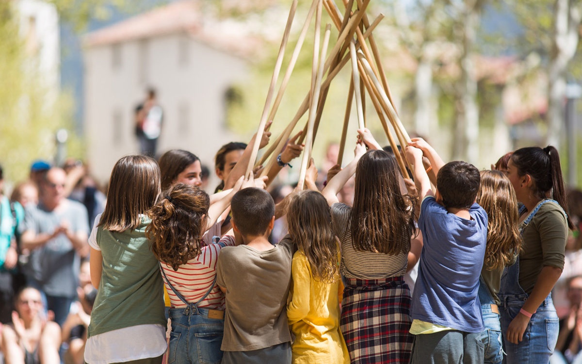 "Labranza Kids", amb Dani Rosado (<a href="/ColectivoLamaj1/">Colectivo Lamajara</a> ) i alumnes de 3r de Primària de l'<a href="/IETresFonts/">IE Tres Fonts de Les Corts</a>. 
Dimecres 5 a les 11:30h als Jardins Maternitat. Gratuït. Projecte Fora de Reserva <a href="/MACBA_Barcelona/">MACBA | Museu | BCN</a> ICUB <a href="/bcncultura/">Barcelona Cultura</a>  <a href="/consorciedubcn/">Consorci d'Educació</a>  lacaldera.info/ca/activitats/…