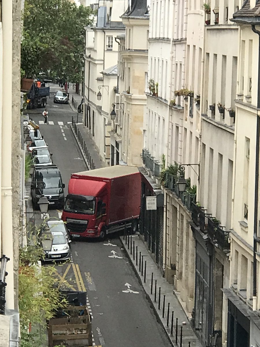 Plan de circulation du Marais, un épisode parmi d'autres... plusieurs minutes pour faire tourner ce poids-lourd de la rue de Normandie dans la rue Charlot. Mais quand va t'on limiter le tonnage des camions dans le centre historique comme dans toutes les autres villes de France ?