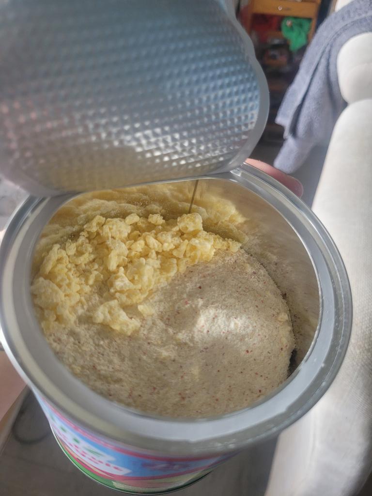 BlueEyeTalisman's tweet photo. @HeinzUK hi, what is this rice-crispy like stuff at the top of my tub of summer fruits baby porridge? https://t.co/f4tncOgffx