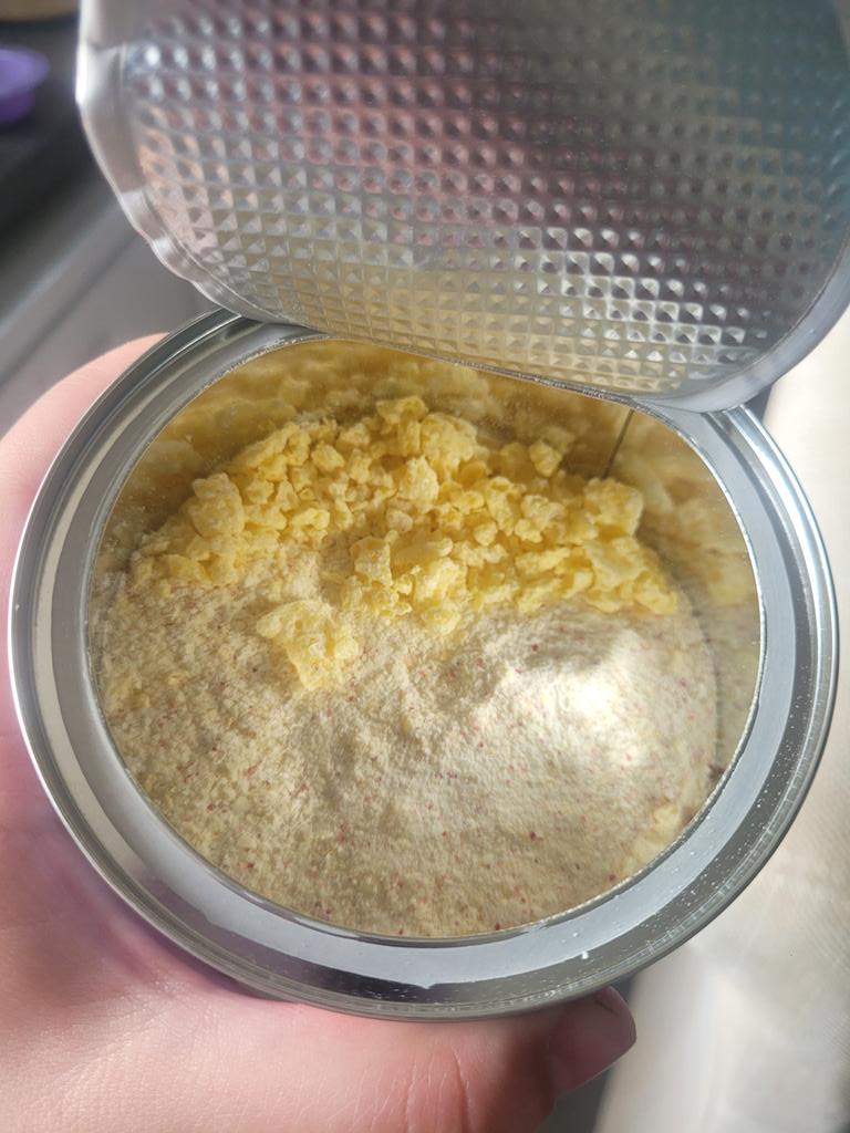 BlueEyeTalisman's tweet photo. @HeinzUK hi, what is this rice-crispy like stuff at the top of my tub of summer fruits baby porridge? https://t.co/f4tncOgffx