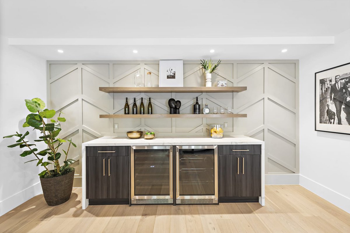 LaPlacaDev's tweet photo. Chic meets rustic in this home bar! Chevron-patterned cabinets, dark wood, and marble countertops create a warm, textured backdrop. Thoughtfully designed for entertaining or unwinding. 🍸 

#HomeBar #RusticChic https://t.co/Wi5x0Q4c1V