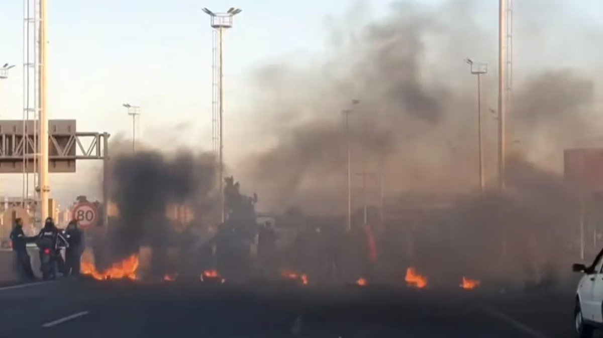 221NOTICIAS's tweet photo. #Transito | Cartoneros #levantaron el #corte en #Puente La Noria tras la intervención de la Policía. Se restablece el transito sentido a la Ciudad de Buenos Aires, que estaba frenada desde Lomas de Zamora. El operativo policial incluyó camión hidrante y efectivos de infantería. https://t.co/1zF0bBUZZI