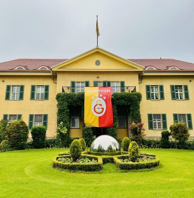 Almanya'nın Ankara Büyükelçiliği'ne Galatasaray bayrağı asıldı.