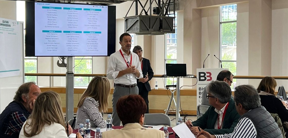 Empresas que emprenden (en la margen izquierda) Segundo Focus Group 

▶ lnkd.in/dCNNwGaQ 

#Estrategia #Empresa #Futuro #Emprendimiento