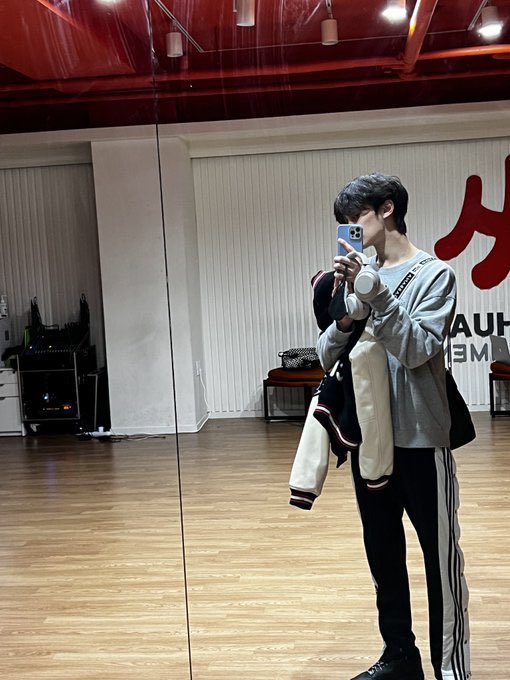 mausekalilagi's tweet photo. mind u that he's been using dolce &amp; gabbana bag since he was a trainee https://t.co/zmjCbLcAez
