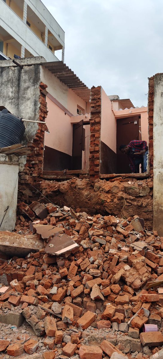 11Ghmc's tweet photo. @MohdAhm20415855 @gadwalvijayainc @CommissionrGHMC @ZC_Charminar @GHMCOnline @VoiceUpMedia1 @MMFarooqui2 @TOIHyderabad @TelanganaToday Due to sepage of rain water between the adjoining house and un plastered wall is collapsed. This office has already issued notice to owner failed to comply the instructions, regarding compound wall and neighboring house demolished. https://t.co/9OaplZ7mPw