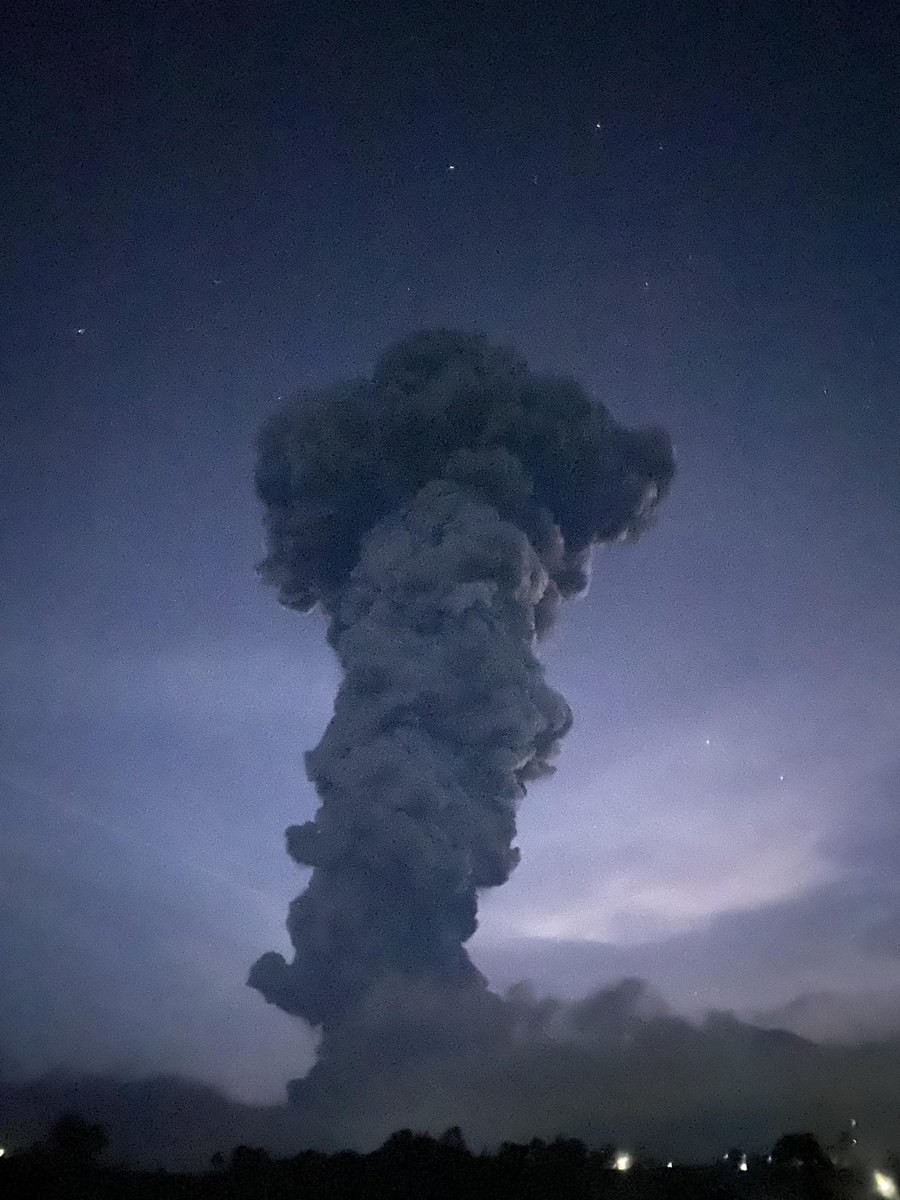 PhilippineStar's tweet photo. Kanlaon Volcano emitted thick plume as seen from Barangay Pula, Canlaon City in Negros Oriental following its phreatic eruption at 6:51 PM on Monday.

Phivolcs raised the alert status of Kanlaon Volcano to Alert Level 2 (increasing unrest). (Photos courtesy of Ethan Asentista-Khoo)