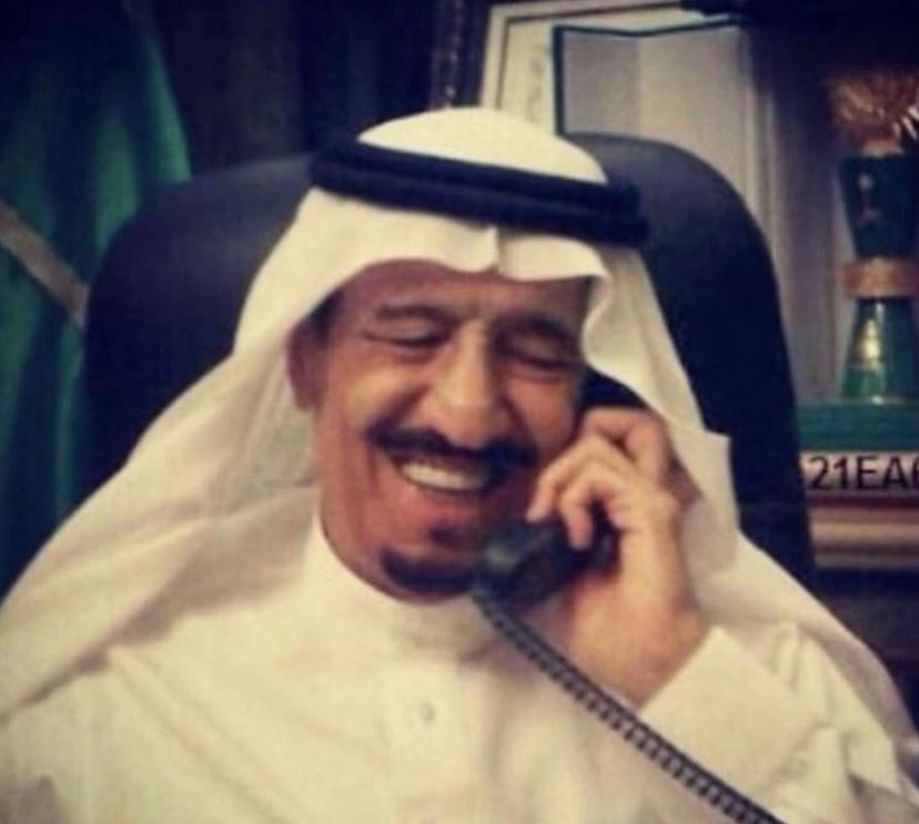 أضحك جعل المخاليق تفداك
يفداك كل الكون عرضه وطوله🤍