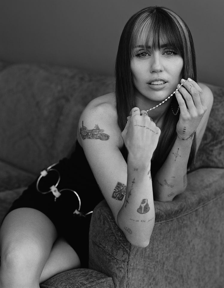 milesangels's tweet photo. "me encanta ser adulta, mi regla es no admirar ni menospreciar a nadie, simplemente miro con claridad para ver el mundo tal como es y a las personas tal como son, tengo 31 años y todavía no sé si quiero tener hijos, siento que mis fans son mis hijos de alguna manera"- miley cyrus https://t.co/sj3lf6drdo