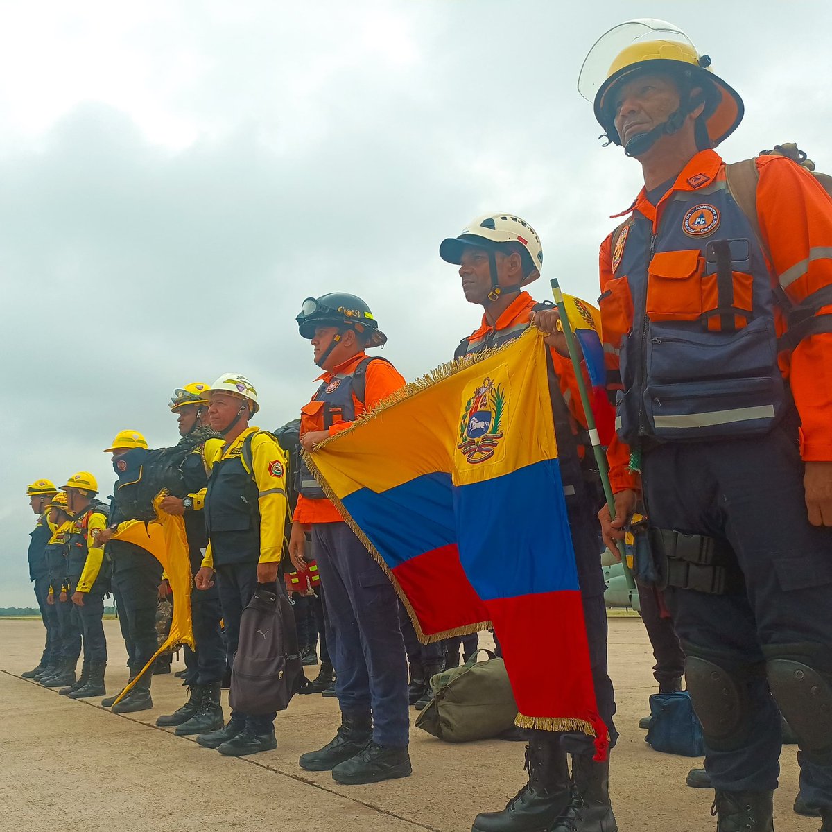 #3Jun La Fuerza de tarea ‘ Simon Bolívar ‘es un equipo multidisciplinario, creado por El  Comandante Supremo Hugo Chávez el 03 de Junio del 2005, bajo gaceta oficial 38.201 de la República Boliviana de Venezuela.