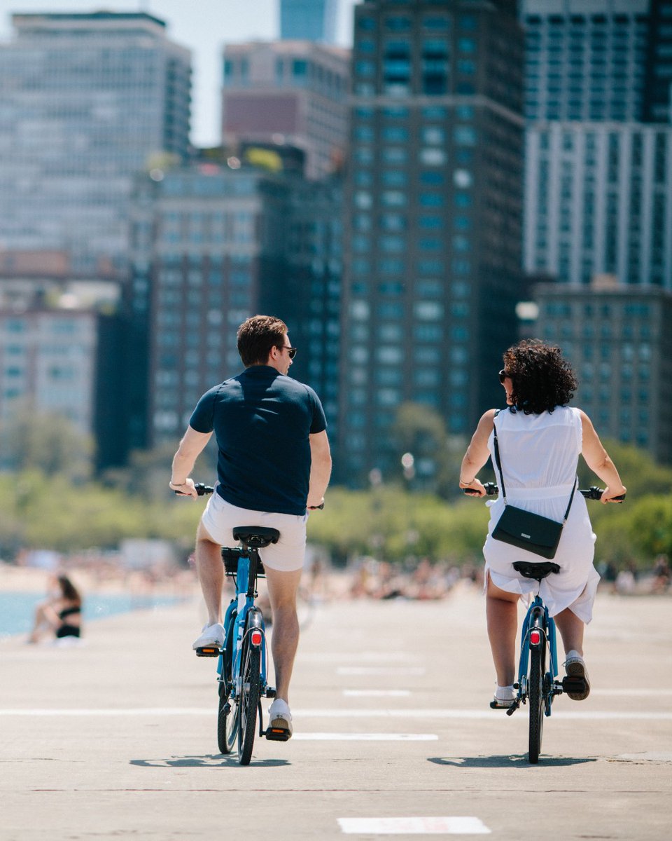 FSChicago's tweet image. Lakeside ride, anyone? In celebration of #NationalBikeDay, tour the vibrant city of Chicago with our complimentary @Marinbikes. Just steps away from #FSChicago, lakefront trails lead visitors towards several of the city’s best attractions while taking in the scenic city views.