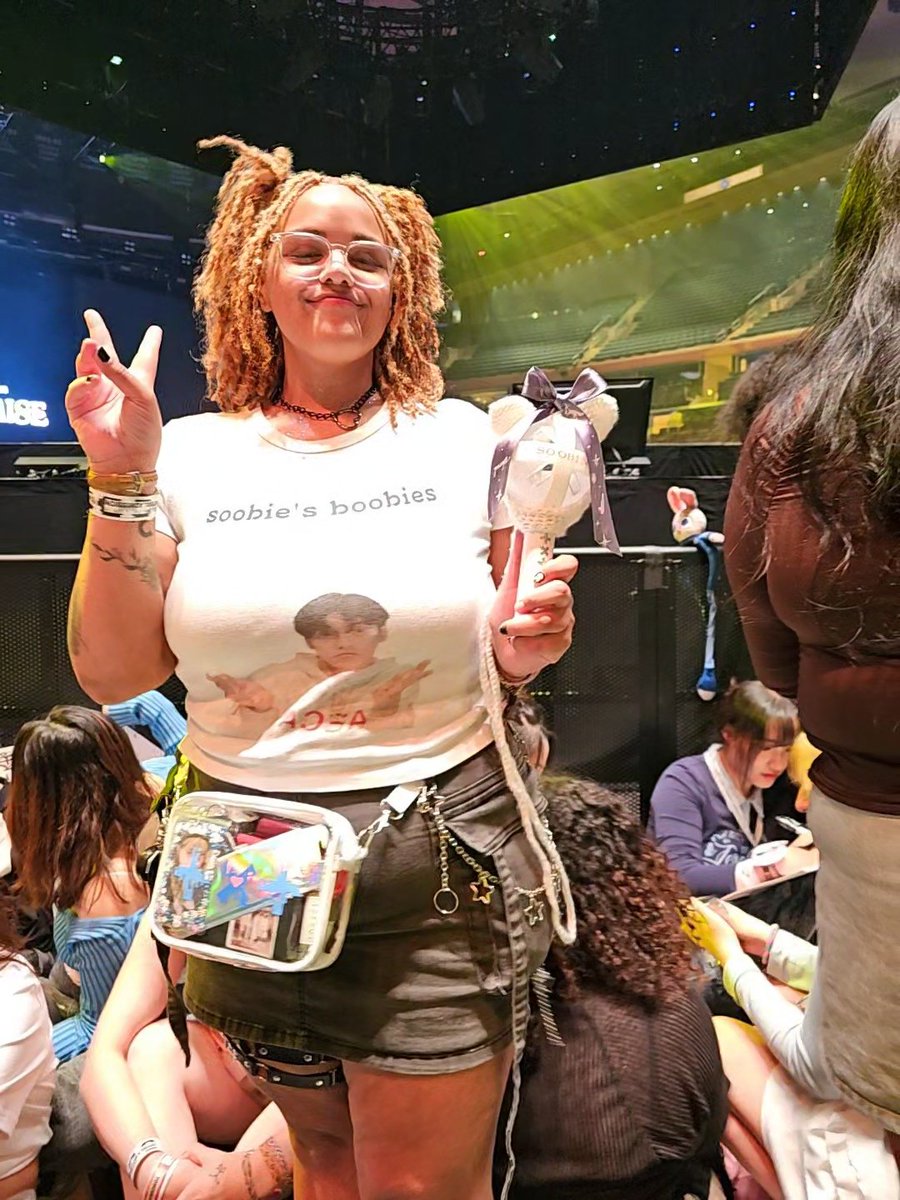 kasualfangirl's tweet image. Soobin signed off on it so they are OFFICIALLY soobie's boobies 🥂
And YES he understood 😭 he GRIPPED the bottom of my shirt and then giggled and looked up at me 🥺

If anyone happened to record this interaction PLS I need to hear that giggle again

#TXT_TOUR_ACTPROMISE #soobin